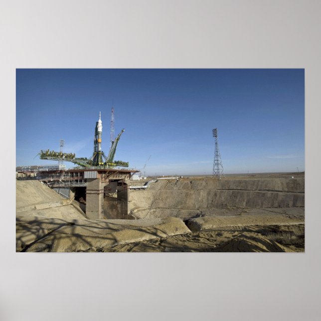 Die Sojus-Rakete wird in Position 2 errichtet Poster (Vorne)