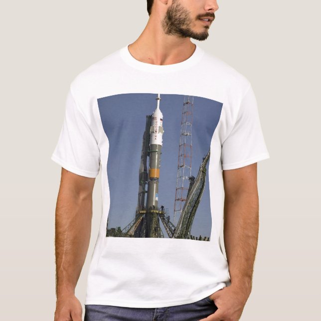 Die Sojus-Rakete wird in Position 2 errichtet T-Shirt (Vorderseite)