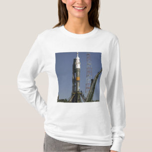 Die Sojus-Rakete wird in Position 2 errichtet T-Shirt