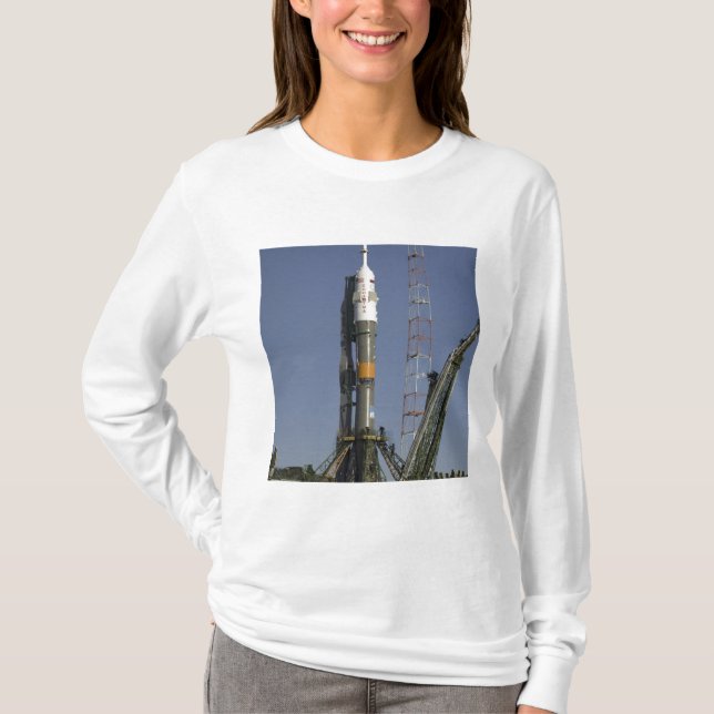 Die Sojus-Rakete wird in Position 2 errichtet T-Shirt (Vorderseite)