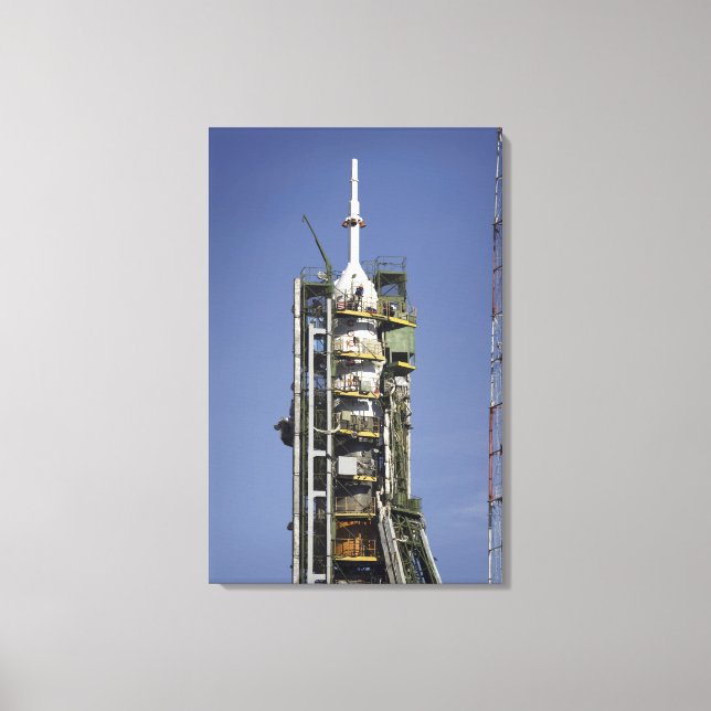 Die Sojus-Rakete wird in Position 3 errichtet Leinwanddruck (Vorderseite)
