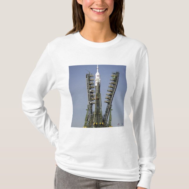 Die Sojus-Rakete wird in Position 4 errichtet T-Shirt (Vorderseite)