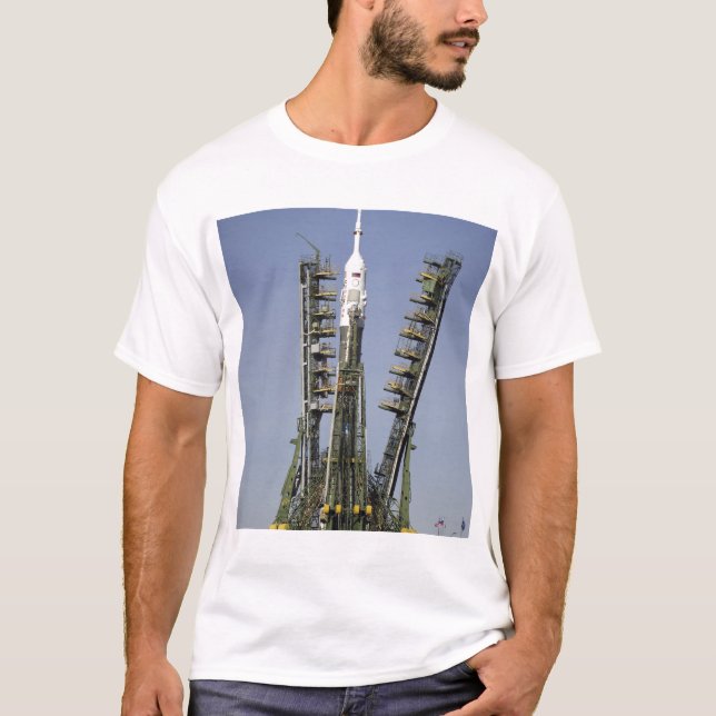 Die Sojus-Rakete wird in Position 4 errichtet T-Shirt (Vorderseite)