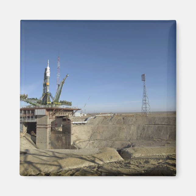 Die Sojus-Rakete wird in Position 5 errichtet Magnet (Vorne)