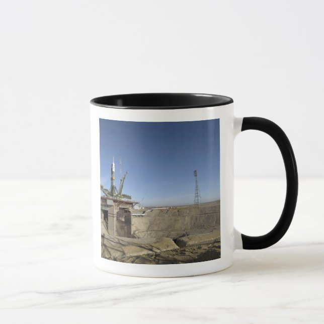 Die Sojus-Rakete wird in Position 5 errichtet Tasse (Rechts)