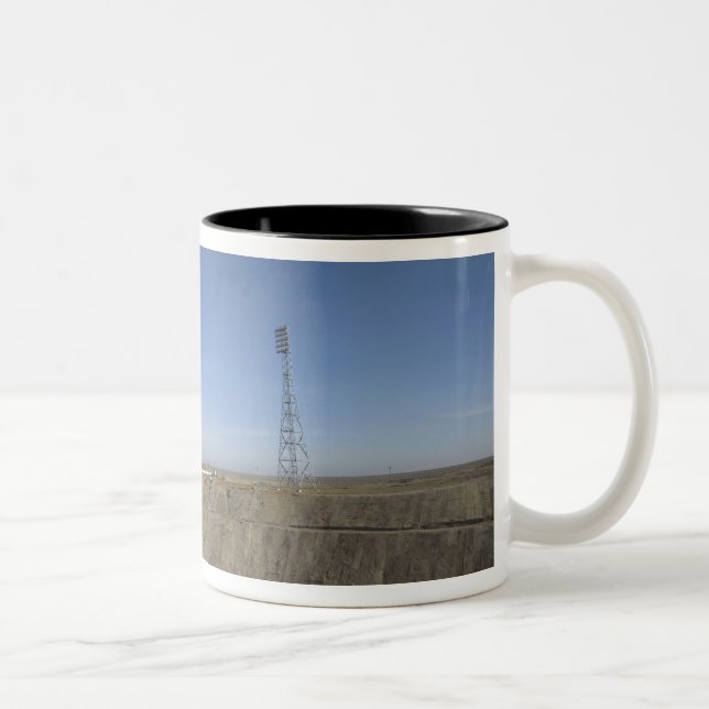 Die Sojus-Rakete wird in Position 5 errichtet Zweifarbige Tasse (Rechts)