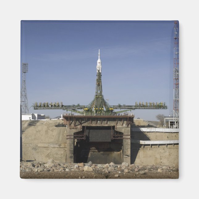 Die Sojus-Rakete wird in Position 6 errichtet Magnet (Vorne)