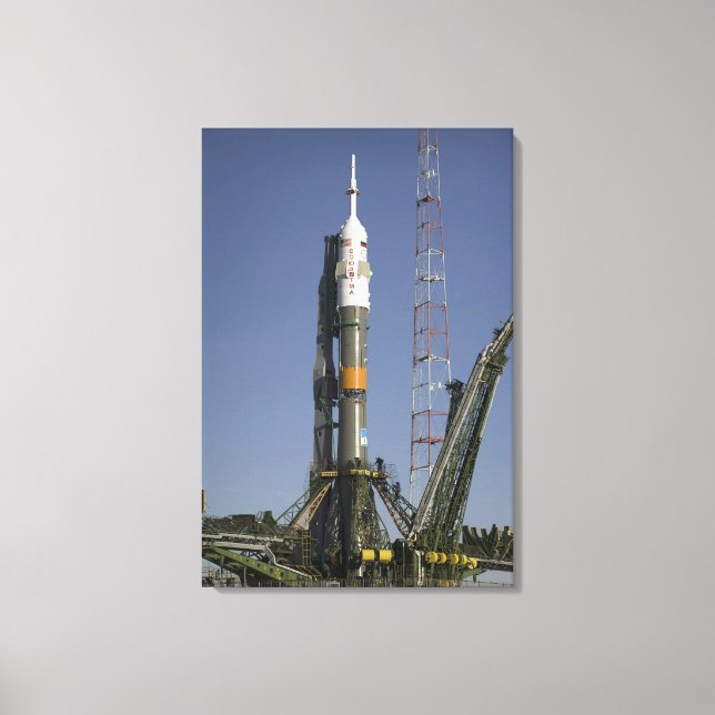 Die Sojus-Rakete wird in Position gebracht Leinwanddruck (Vorderseite)