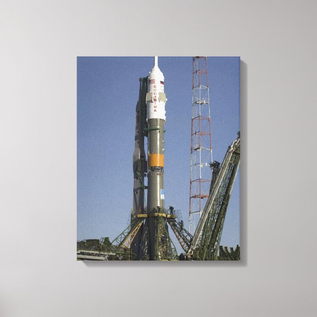 Die Sojus-Rakete wird in Position gebracht Leinwanddruck (Vorderseite)