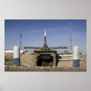 Die Sojus-Rakete wird in Position gebracht Poster