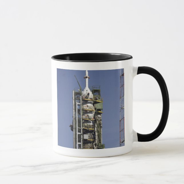 Die Sojus-Rakete wird in Position gebracht Tasse (Rechts)