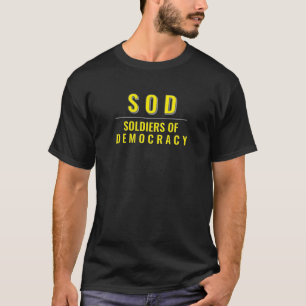 Die Soldaten der Demokratie protestieren gegen den T-Shirt