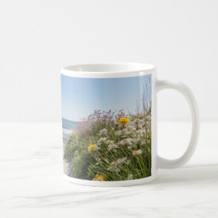 Die Sommerpause am Ufer Kaffeetasse
