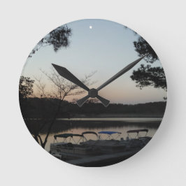 Die Sonne, der aufsteigende Mond über dem Arrowhad Runde Wanduhr