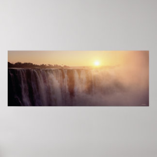Die Sonne erhebt sich hinter dem Spray aus Victori Poster