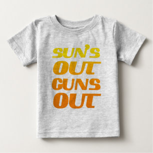 DIE SONNE GIBT FITNESS UND GYM AUS. BABY T-SHIRT