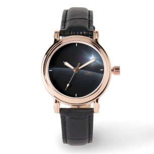 Die Sonne liegt über dem Horizont der Erde. Armbanduhr