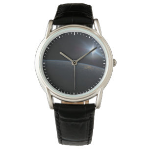 Die Sonne liegt über dem Horizont der Erde. Armbanduhr