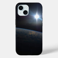 Die Sonne liegt über dem Horizont der Erde.