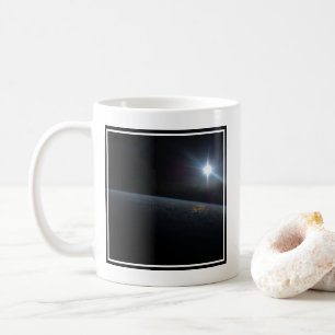 Die Sonne liegt über dem Horizont der Erde. Kaffeetasse