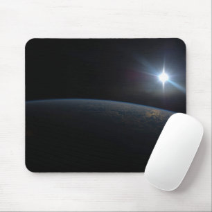 Die Sonne liegt über dem Horizont der Erde. Mousepad