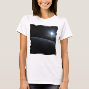 Die Sonne liegt über dem Horizont der Erde. T-Shirt