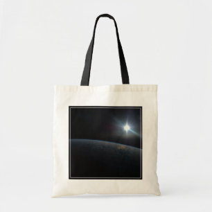 Die Sonne liegt über dem Horizont der Erde. Tragetasche