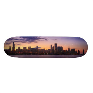 Die Sonne-Sets über dem Chicagoskyline Skateboard