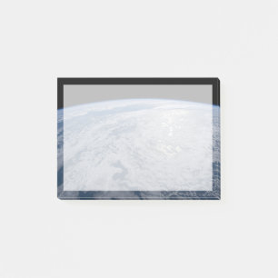 Die Sonne strahlt auf dem Südpazifik. Post-it Klebezettel