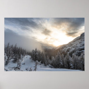 Die Sonne strahlt in atemberaubender Winterlandsch Poster