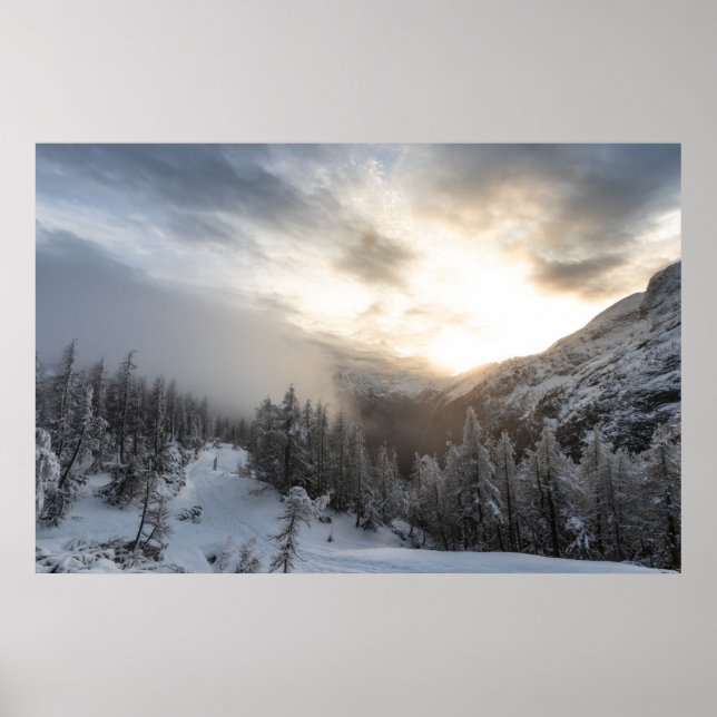 Die Sonne strahlt in atemberaubender Winterlandsch Poster (Vorne)
