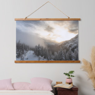 Die Sonne strahlt in atemberaubender Winterlandsch Wandteppich Mit Holzrahmen