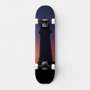 Die Sonnenkugel sinkt auf den farbenfrohen Horizon Skateboard