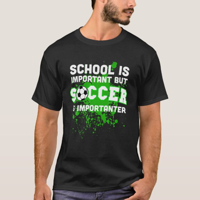 Die Sonnenschule ist wichtig, aber Fußball ist wic T-Shirt (Vorderseite)