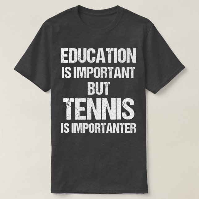 Die sonnige Bildung ist wichtig, aber Tennis wicht T-Shirt (Design vorne)