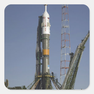 Die Soyuz Rakete wird in Position 2 aufgerichtet Quadratischer Aufkleber