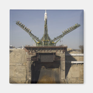 Die Soyuz Rakete wird in Position 3 aufgerichtet Magnet