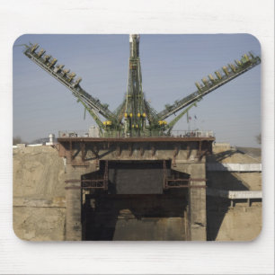 Die Soyuz Rakete wird in Position 3 aufgerichtet Mousepad
