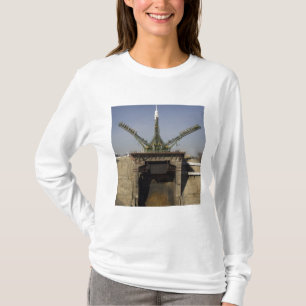 Die Soyuz Rakete wird in Position 3 aufgerichtet T-Shirt