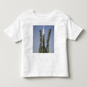 Die Soyuz Rakete wird in Position 4 aufgerichtet Kleinkind T-shirt
