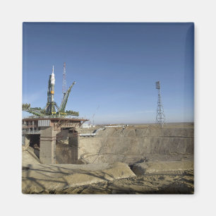 Die Soyuz Rakete wird in Position 5 aufgerichtet Magnet