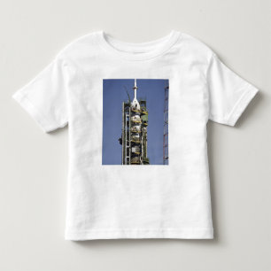 Die Soyuz Rakete wird in Position aufgerichtet Kleinkind T-shirt