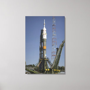 Die Soyuz Rakete wird in Position aufgerichtet Leinwanddruck