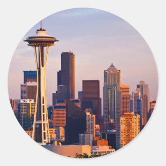 Die Space Needle ist ein Turm in Seattle Runder Aufkleber