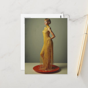 Die Spaghetti-Kleid-Frau auf roter Platte Postkarte