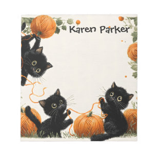 Die spielerische schwarze Katze mit Pumpkin-Inspir Notizblock