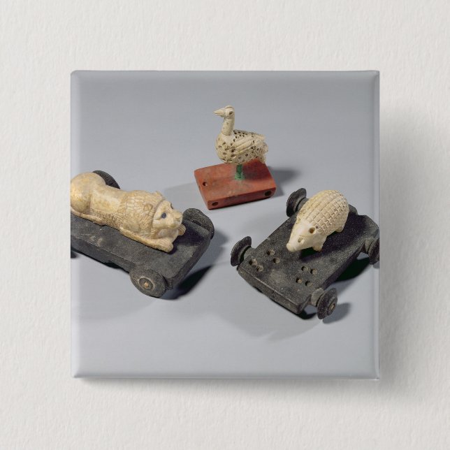 Die Spielwaren der Kinder: ein Igel, ein Löwe und Button (Vorderseite)