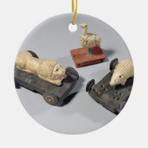 Die Spielwaren der Kinder: ein Igel, ein Löwe und Keramik Ornament