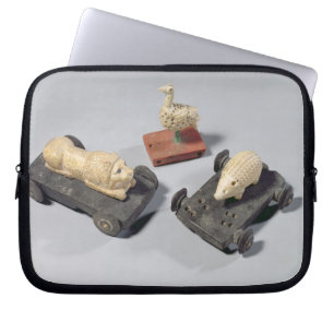 Die Spielwaren der Kinder: ein Igel, ein Löwe und Laptopschutzhülle