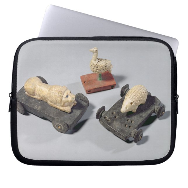 Die Spielwaren der Kinder: ein Igel, ein Löwe und Laptopschutzhülle (Vorderseite)